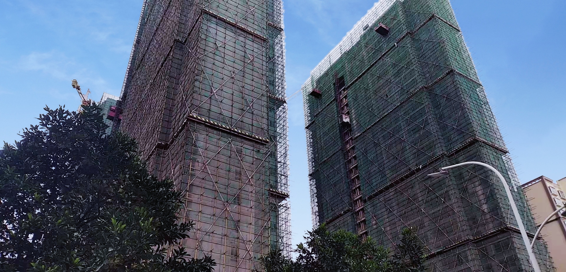 發(fā)霉舊外墻能用仿石漆翻新嗎？華喆給你答案！